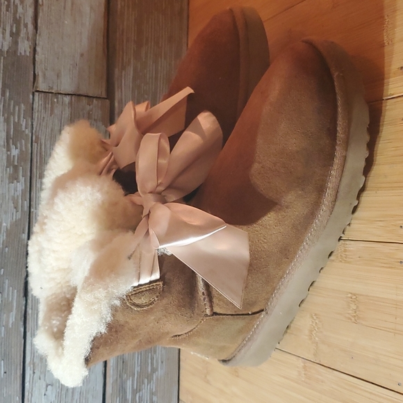 UGG Shoes - Uggs Boots Satin Bow Tan Size 9 Womans